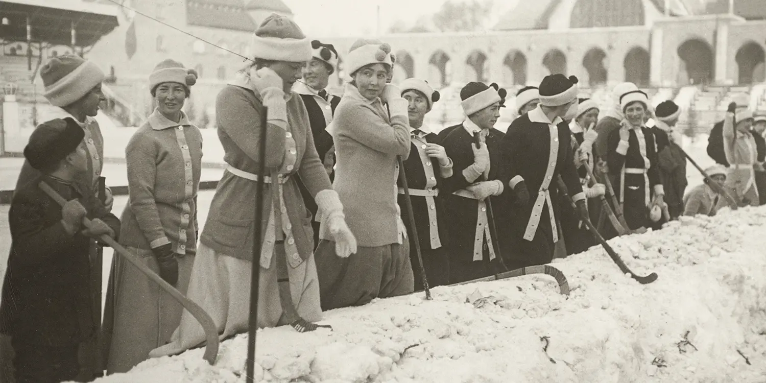 Kronprinsessan Margareta tillsammans med sitt bandylag en vintrig dag på Stockholms stadion, år 1917
