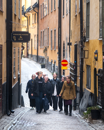 En grupp människor går genom en gränd i Gamla stan.