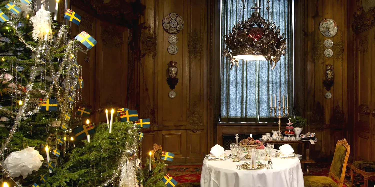 Frukostrummet på Kungliga slottet är julpyntat med gran och dukat bord.